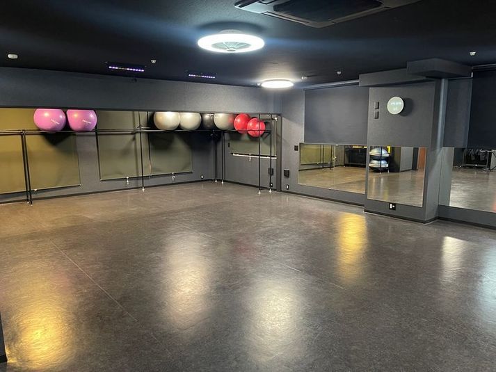 【レンタルスタジオ】スピーカー・大型鏡付き - SEEMS｜Body make salon｜レンタルスタジオ