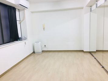 レンタルスタジオカベリ横浜3号店 ダンスができるレンタルスタジオの室内の写真