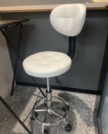 座面・背もたれが厚めクッション、キャスター付の椅子です。 - relark大宮　貸し会議室 No.201オンライン会議室(１名用)の設備の写真