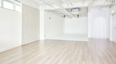 白ホリもあるため、生活シーンの撮影だけでなくモデルや商品のスチール撮影、サイト素材の確保にも活用頂けます。 - 渋谷三宿スタジオ  壁1面窓で自然光◎開放感のある大型スペースの室内の写真