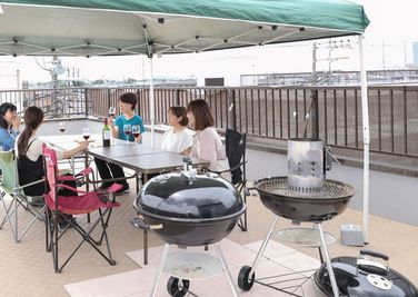 屋上スペース約50㎡(オプション3000円/1回)
バーキューコンロ1基セット(オプション3000円)
バーベキューコンロ2基セット(オプション5,000円)
 - レンタルスペース　『時の間』 駅徒歩2分！屋内スペースと屋外スペースのあるレンタルスペースの設備の写真