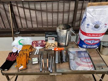 バーベキューコンロ1基セット(3,000円)の備品
炭(おが炭5キロ)トング5本、軍手、耐熱グローブ、着火剤、ライター - レンタルスペース　『時の間』 駅徒歩2分！屋内スペースと屋外スペースのあるレンタルスペースの設備の写真