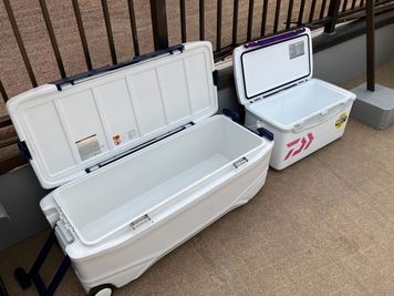 左　クーラーボックス65リットル(オプション1,000円/1回)
右　クーラーボックス30リットル(オプション500円/1回) - レンタルスペース　『時の間』 駅徒歩2分！屋内スペースと屋外スペースのあるレンタルスペースの設備の写真