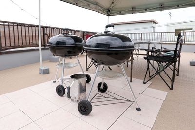 ウェーバーのBBQコンロ2基あり。
1基セット3,000円(炭、備品付き)
2基セット5,000円(炭、備品付き) - レンタルスペース　『時の間』 駅徒歩2分！屋内スペースと屋外スペースのあるレンタルスペースの設備の写真