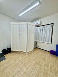 更衣室パーテーション - レンタルジム＆レンタルスペースFITUP24 レンタルスペース元住吉店の室内の写真