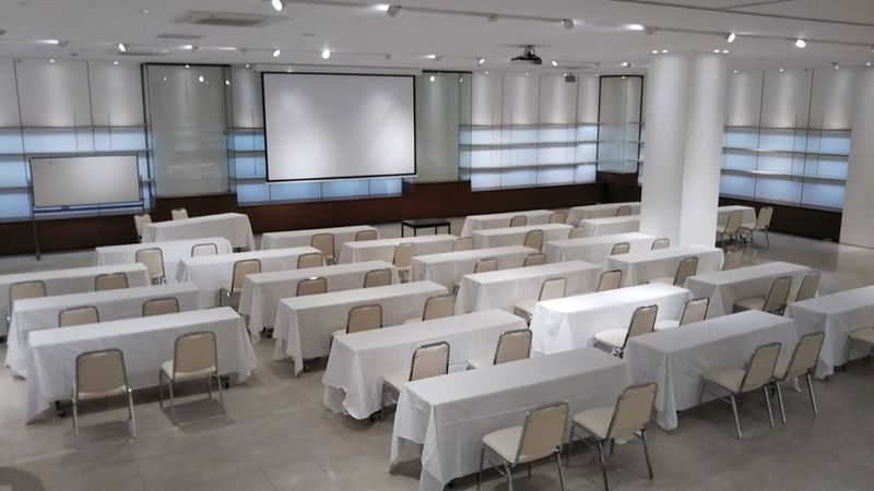 A面（中ホール） - イベントホール洛央