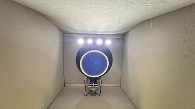 レコーディングブースに加え "Eyeball" も導入！！
ISOVOX + Eyeball + 指向性マイクで完全遮音！ - ひとりRecスタジオの室内の写真