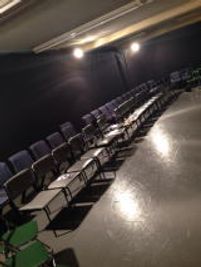 トモコダンスプラネット レッスン、パフォーマンススペースの室内の写真