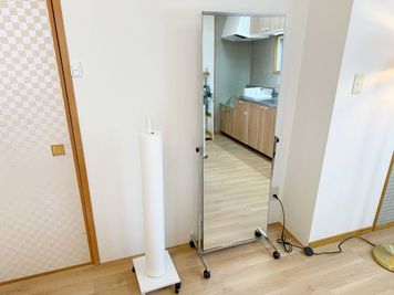 ペーパーシーツ、全身ミラー - レンタルサロン　otorina　高崎 安くて綺麗で駅から近いレンタルスペース！様々な用途で利用可能！の設備の写真