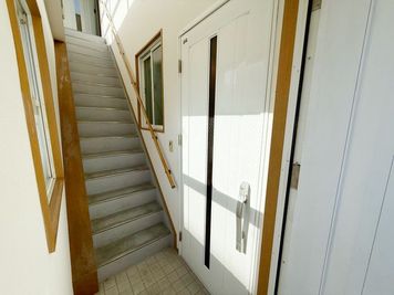 サロンの玄関扉 - レンタルサロン　otorina　高崎 安くて綺麗で駅から近いレンタルスペース！様々な用途で利用可能！の入口の写真