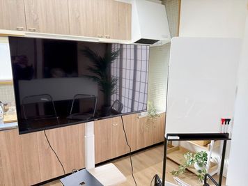 43型モニター、ホワイトボード
 - レンタルサロン　otorina　高崎 安くて綺麗で駅から近いレンタルスペース！様々な用途で利用可能！の設備の写真