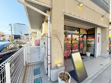 元気堂左側の白い扉を開けて、奥に進むと入り口があります。 - レンタルサロン　otorina　高崎 安くて綺麗で駅から近いレンタルスペース！様々な用途で利用可能！の入口の写真