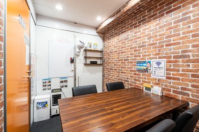 レンタルオフィス併設のため、静かな環境でご利用頂けます。 - 渋谷表参道ライズオフィス 渋谷表参道ライズオフィス会議室の室内の写真