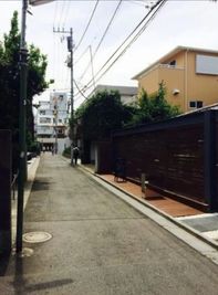 高級住宅、おしゃれなお店、モダンなオフィスがある通りです。 - 【オープン記念・半額】表参道駅5分×静かで清潔な個室 【表参道駅5分】好立地×静かな防音個室｜清潔で快適な専用ルームの外観の写真