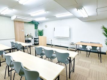 ホワイトボードや演台、高速メッシュWi-Fi完備でセミナーや会議もスムーズに進行できる充実の設備が揃った空間です - フィルスペ会議室 《広島本通》 フィルスペ会議室《広島本通》【30名以下プラン】の室内の写真