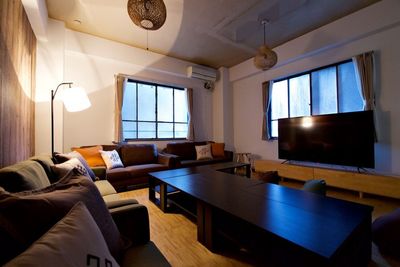 広々20名までOK！お集まりに便利な梅田駅エリア★ 【🌿lala梅田】広々20名！24H🌃梅田駅女子会女優ミラーの室内の写真