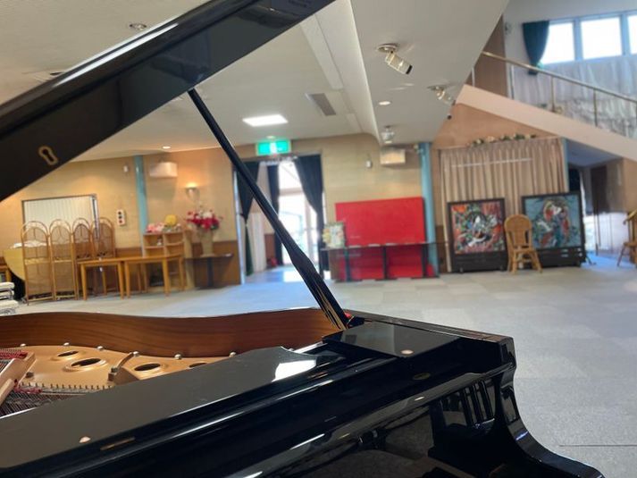 全館貸し　1階ホール68名着席円卓+２階挙式場、控室２室以上 - リボン　イグレシア（マエストロ)