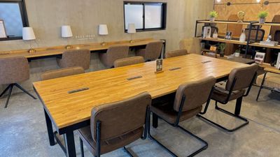 最大8人着席可能メインテーブル - 🌟NEWオープン🌟コワーキングスペースBuzz Work Buzz Work カフェラウンジの室内の写真