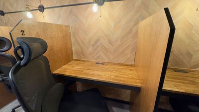 個室ブース
板で仕切られており集中したい方におすすめ。 - 🌟NEWオープン🌟コワーキングスペースBuzz Work Buzz Work カフェラウンジの室内の写真