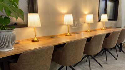 壁カウンター 5席
各席コンセント
スタンドライト
回転式肘かけチェア - 🌟NEWオープン🌟コワーキングスペースBuzz Work Buzz Work カフェラウンジの室内の写真