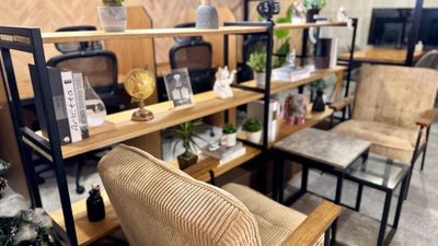 ソファー席
コミュニケーションの場としてご活用ください。
ビジネス書籍なども用意しております。 - 🌟NEWオープン🌟コワーキングスペースBuzz Work Buzz Work カフェラウンジの室内の写真