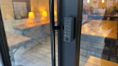 入室用キーパッド
こちらに暗証番号をご入力ください。
ご自由に出入りができます。 - 🌟NEWオープン🌟コワーキングスペースBuzz Work Buzz Work カフェラウンジの入口の写真