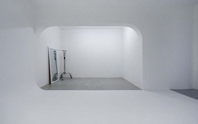 白壁＋モルタル床 - NEWオープン N1 STUDIO 神楽坂 N1 STUDIO 神楽坂  3面Rの白ホリの室内の写真