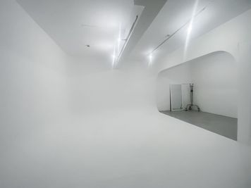3面白ホリゾント - NEWオープン N1 STUDIO 神楽坂 N1 STUDIO 神楽坂  3面Rの白ホリの室内の写真