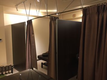 半個室の施術室が2つあります - リノア鍼灸院 施術スペースの入口の写真