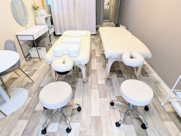 アースライト社製のマッサージベットを2台ご用意しております。※2台ご利用される場合は、追加料金がかかります。 - SalonIrodori新宿御苑 レンタルサロンIrodori新宿御苑の室内の写真