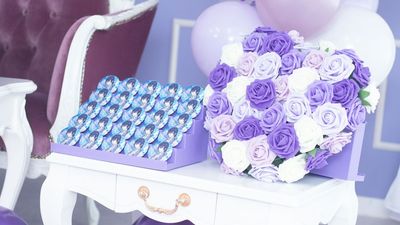 本人不在の生誕祭をイメージした推し祭壇の装飾例です - 撮影スタジオクオリア新大阪 推し活💕生誕祭🎉撮影スタジオ📷クオリアサニー新大阪の室内の写真