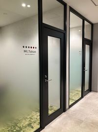 手前側が6名会議室 Mt.Takao、奥側が4名会議室Riv.Asaの入り口です。 - コワーキングスペース　SUGUNI 4名会議室の室内の写真