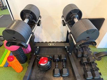 フレックスベル専用台月３２ＫＧ（４ＫＧ刻み）ＡＬＥＸ４，５，６ＫＧ、ゴムラバーダンベル１，２，３ＫＧ - レンタルジム　パーソナルに最適 レンタルジム&スペース　広尾　恵比寿 閑静な住宅街GYMの室内の写真
