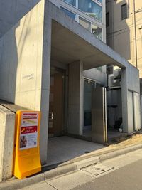 建物右側には、黄色の看板がある場合も^^ - レンタルジム　パーソナルに最適 レンタルジム&スペース　広尾　恵比寿 閑静な住宅街GYMの外観の写真