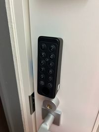 スタジオ入り口ドアにスマートキー設置。
暗証暗号で開きます。
閉めるのはオートロックです。 - Dance Studio DITTO 布施店の入口の写真