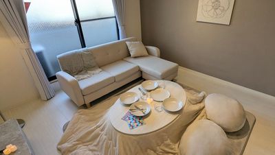 疲れたら幅広ソファとモチもちクッションでごろりんと😍※４月末まではコタツ布団を利用可✨ - ジョイスポット四条烏丸Ⅰの室内の写真