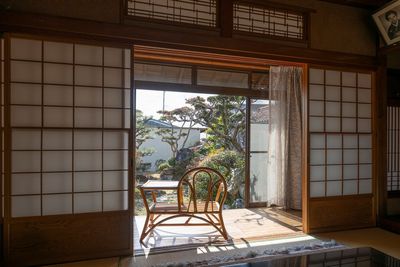 縁側から見える日本庭園 - 古民家COCONEの室内の写真
