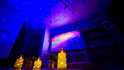 80インチの大スクリーンに迫力おドルビー音質サウンドバーで映画鑑賞🎬におススメ。 - グッドワン心斎橋 グッドワン心斎橋ToBeFree未成年🆗防カメラ🈚️出入🆓の室内の写真