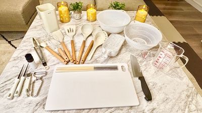 包丁、まな板、菜箸、計量カップ、たこ焼き用ピック、スライサー、缶切り、ボウル、ざる、おろしがね、おたま、フライ返し、油引き、トングをご用意しています。 - グッドワン心斎橋 グッドワン心斎橋ToBeFree未成年🆗防カメラ🈚️出入🆓の設備の写真