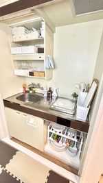 キッチンの様子です。こちらのIHコンロは無料でご利用いただけます。 - グッドワン心斎橋 グッドワン心斎橋ToBeFree未成年🆗防カメラ🈚️出入🆓の設備の写真