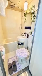 ３点ユニットバスです。シャワーの利用🚿は有料オプションです。 - グッドワン心斎橋 グッドワン心斎橋ToBeFree未成年🆗防カメラ🈚️出入🆓の室内の写真