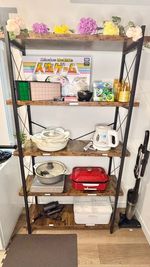 お部屋の奥にラックを置いています。ボーゲーム類はこちらからご自由にお使いください。 - グッドワン心斎橋 グッドワン心斎橋ToBeFree未成年🆗防カメラ🈚️出入🆓の設備の写真