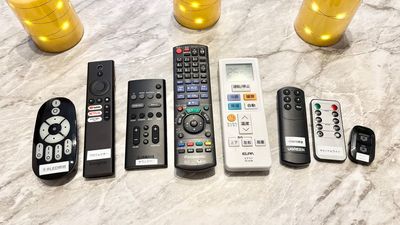 左から、天井照明・プロジェクター・サウンドバー・地デジ／ブルーレイプレーヤー・エアコン・HDMI切替器・キャンドルライト・スマホ操作用シャッターリモコン - グッドワン心斎橋 グッドワン心斎橋ToBeFree未成年🆗防カメラ🈚️出入🆓の設備の写真