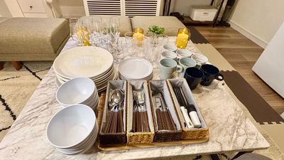 シャンパングラス、グラス、マグカップ、大小お皿、お椀、カトラリーは8名分揃えています☆ - グッドワン心斎橋 グッドワン心斎橋ToBeFree未成年🆗防カメラ🈚️出入🆓の設備の写真
