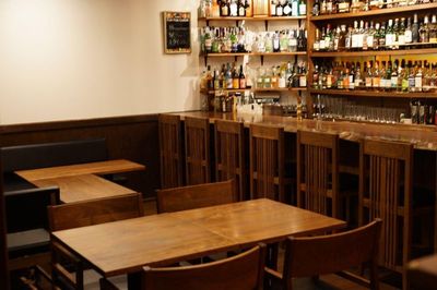 テーブル席、ソファ席 - 麻布十番 BAR 新海 BAR仕様のレンタルスペース｜各種撮影、会議、セミナーなどに◎の設備の写真