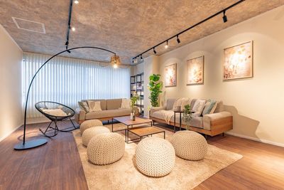 【OPEN記念✨人数追加オプション無し✨🎉】谷町九丁目駅すぐ/最大２２名⭐️広々したお部屋に最高級ソファを使用⭐️ - パーティスペース　なんばルクス
