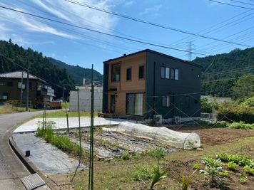 畑・山・道路・川に囲まれているので、室内で騒いでも大丈夫です！ - Fujilog 貸別荘《家電・調理器具・食器が揃うホームパーティ向けの部屋です》の外観の写真