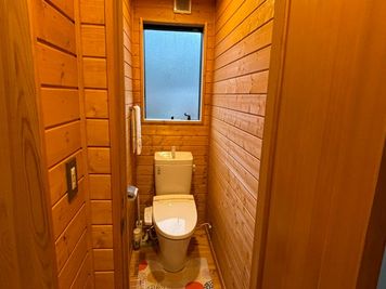 トイレ（温座・洗浄機能付） - Fujilog 貸別荘《家電・調理器具・食器が揃うホームパーティ向けの部屋です》の設備の写真