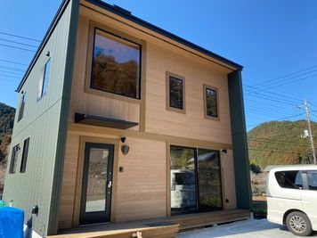 大きな窓から朝日がたっぷりと差し込みます。 - Fujilog 貸別荘《家電・調理器具・食器が揃うホームパーティ向けの部屋です》の外観の写真