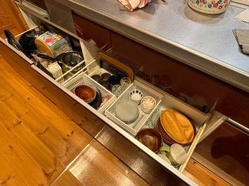 調理器具・食器類ご自由にお使いください。※原状回復お願いします！
調味料・冷蔵庫の氷はご自由にお使いください。
 - Fujilog 貸別荘《家電・調理器具・食器が揃うホームパーティ向けの部屋です》の室内の写真